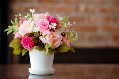 Vazodaki çiçekler masanın üstünde.