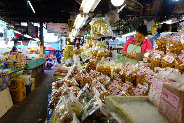 Payom Market (Kad Payom) venda de alimentos, frutas e roupas para a região local — Fotografia de Stock