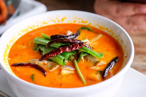 Tom yum soupe ou soupe épicée, Nourriture populaire en Thaïlande — Photo