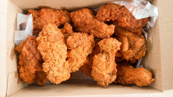 Хрустящая жареная курица Кентуки в коробке для доставки — стоковое фото