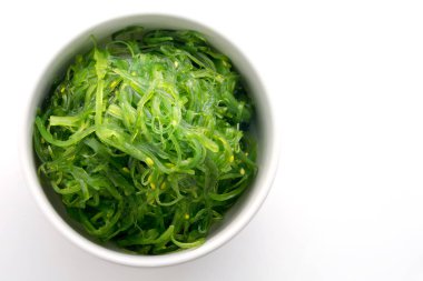 Beyaz arka planda, Japon gıda kase Hiyashi Wakame Chuka veya yosun salata