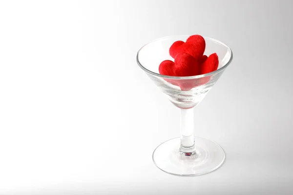 Piros szív, egy pohár martini elszigetelt fehér background vágógörbével — Stock Fotó