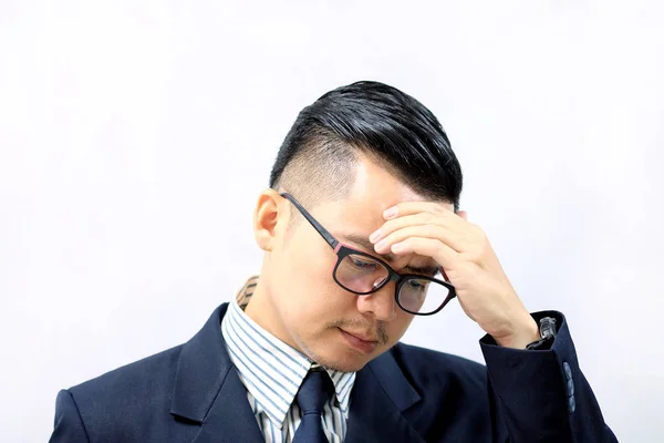 Asiático hombre de negocios con un dolor de cabeza de decepción aislado en un fondo blanco . — Foto de Stock