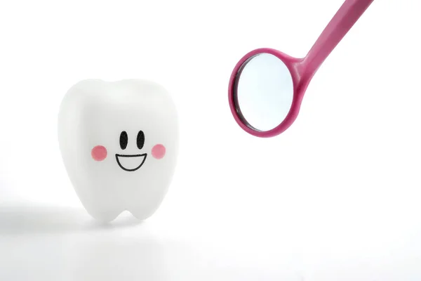 Dentes sorridentes brinquedo emoção com espelho dental — Fotografia de Stock