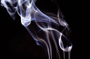 Siyah bir zemin üzerine soyut güzel duman