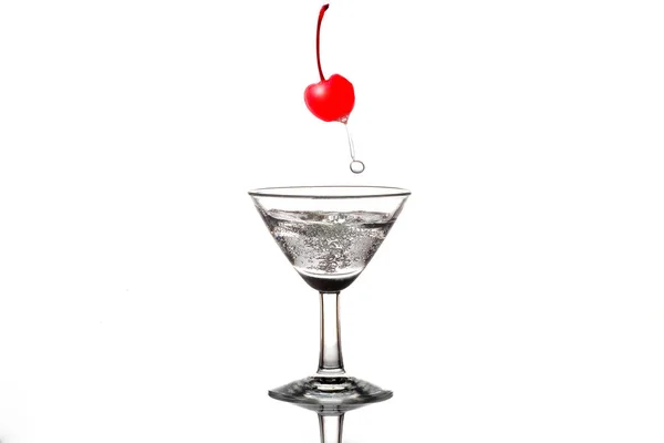 Alkoholu lub sody pęcherzyków w kieliszku martini z cherry red plamy wypływa na górę — Zdjęcie stockowe