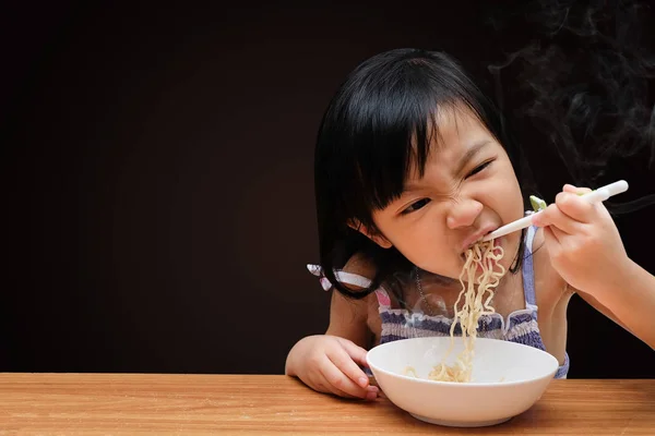 Menina asiática comendo macarrão instantâneo — Fotografia de Stock