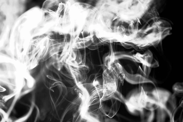 抽象的な白い煙黒い背景に — ストック写真