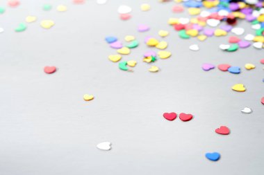 kalp pırıltı glitter gri arka plan üzerinde renkli