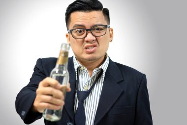 Asya adam sarhoş beyaz arka plan üzerinde izole işten sonra