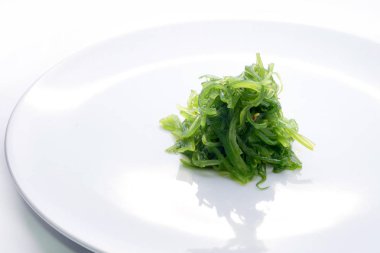 Hiyashi Wakame Chuka veya yosun salata tabağına beyaz arka plan üzerinde