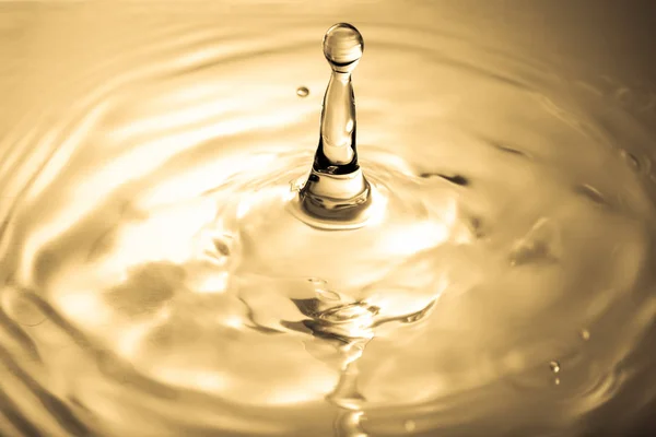 Hermosas gotas de oro líquido y ondulación, fondo abstracto — Foto de Stock