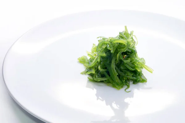 Hiyashi Wakame Chuka atau salad rumput laut dalam hidangan di latar belakang putih — Stok Foto