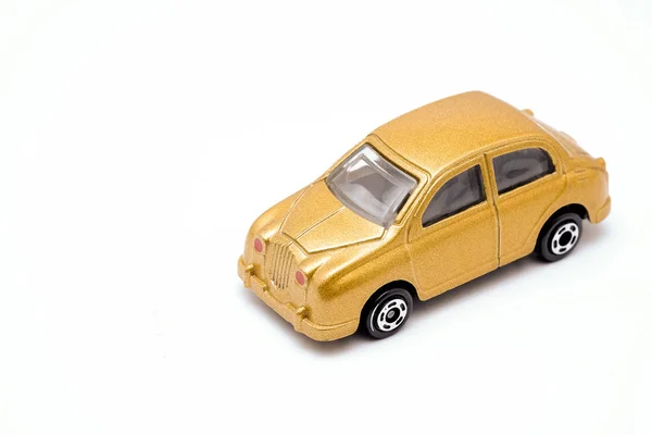 Carro brinquedo ouro em um fundo branco — Fotografia de Stock