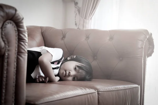 Азиатская девушка в одиноком грустном настроении одна на диване — стоковое фото