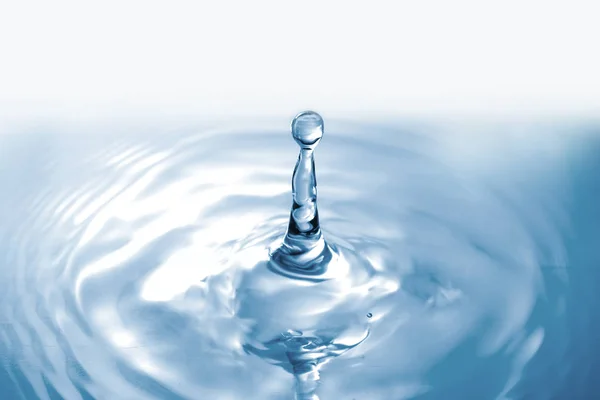 Вода розбризкує краплі з бризами, абстрактні блакитні хвилі — стокове фото