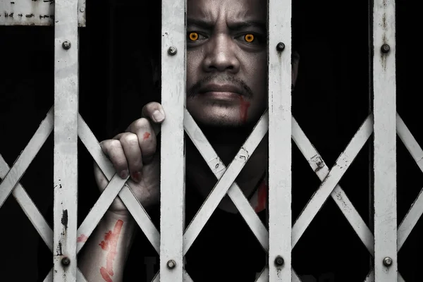 Monster vampir mengerikan itu dipenjara. Konsep Halloween — Stok Foto