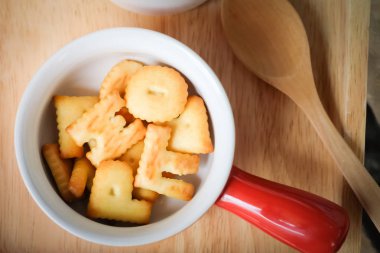 ABC çerez çerez seramik bardak bir ahşap zemin üzerinde yer