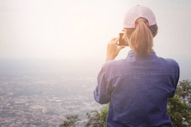 Seyahat kadınlar şehrin görüntüsünü yakalamak için bir akıllı telefon kullanıyorsanız.