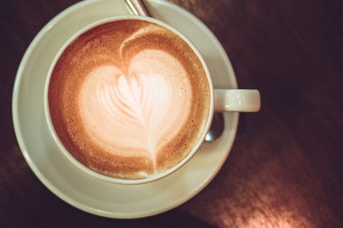 Sıcak kahve bir ahşap masa vintage sesi, üstten görünüm