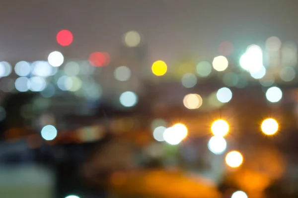 Fond abstrait brouiller la lumière colorée de la ville dans la belle nuit . — Photo