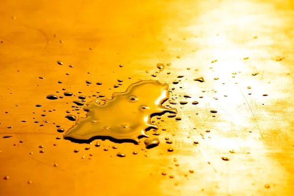 Vloeibaar goud metaal of Water druppels splash op de vloer, abstracte achtergrond — Stockfoto