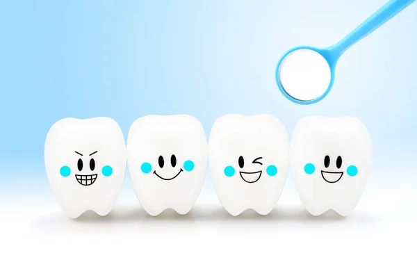 Zębów smile emocji z lusterko dentystyczne narzędzia izolowane na niebieskim tle, z wycinek ścieżki zęby i narzędzia — Zdjęcie stockowe