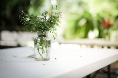 Vazo dekorasyonu masanın üzerine güzel çiçekler