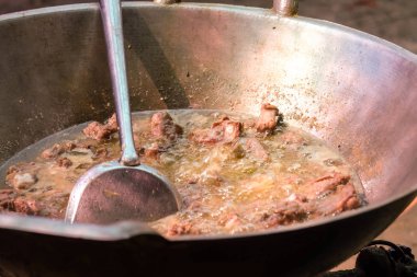 Domuz kaburga petrol bir tencerede kaynar suda yanmış.