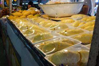 Durian meyve popüler Tay ve yabancı. Onlar soyulmuş ve köpük tepsisine Paketli. Satın alınan ve hemen yemiş.