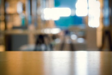 Sergi görüntü'nün arka plan üzerinde seçici odak ile ahşap masa