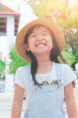 Asyalı çocuk kız parlak gülümsüyor mutluluktan, Aile tatil seyahat