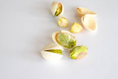 Antep fıstığı beyaz bir arka plan üzerinde kurutulur.