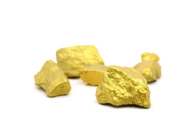 Beyaz zemin üzerine altın madeni bir yumru