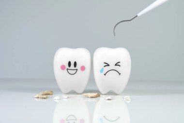 Diş gülümseme ve dental plak aracı, bakteriyel plak temizleme kavramı diş bakımı ile ağlayan duygu