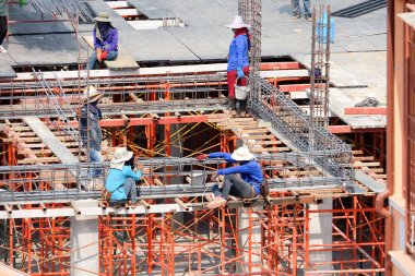 İnşaat İşçileri açık yüksek zemin üzerinde çalışıyoruz