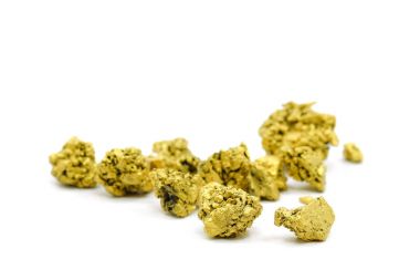 Beyaz zemin üzerine altın madeni bir yumru