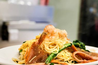 Kalamar karides ile karıştırın kızarmış Pirinç Noodle Hong Kong