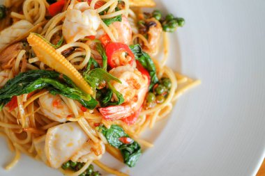 Beyaz bir plaka ile baharatlı karışık deniz ürünleri spagetti