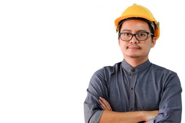 Asya mühendisleri adam silah tutmak izole üzerinde beyaz arka plan kırpma yolu ile geçti