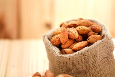 Badem fındık kabuğundaki çul ahşap arka plan üzerinde