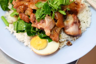 Demlenmiş Domuz eti bacak yumurta ve pirinç masada