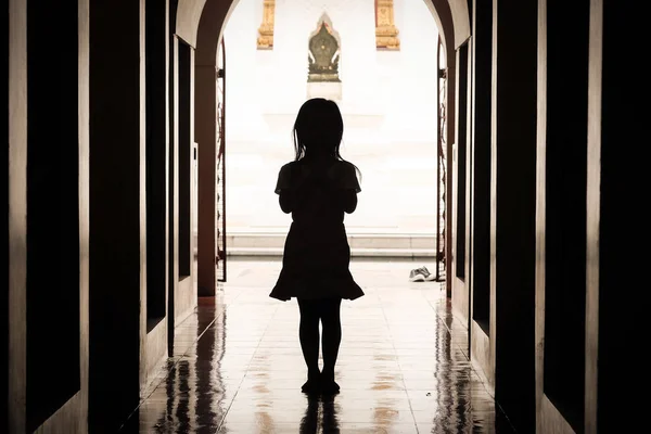 Silhouette Girl Standing Pay Respect Temple — Stock Photo, Image