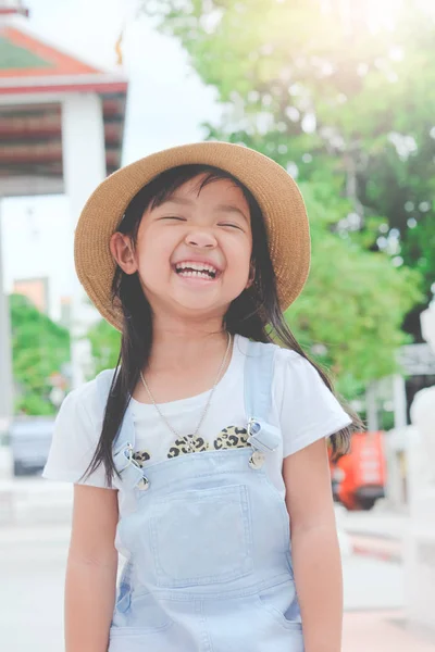 Ασιατικές Παιδί Κορίτσι Χαμογελώντας Λαμπρά Την Ευτυχία Οικογένεια Ταξίδια Διακοπών — Φωτογραφία Αρχείου