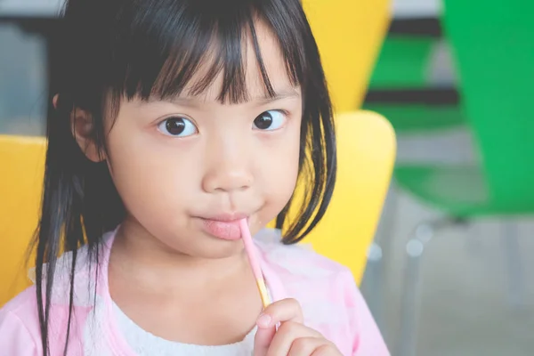 Ασιατικές Παιδί Κορίτσι Χαρούμενος Τρώει Δυστοκίες Τραγανό Σνακ — Φωτογραφία Αρχείου