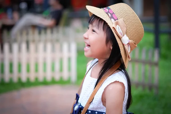 Ασιατικό Κορίτσι Λίγο Βλέποντας Δραστηριότητά Του Μπροστά Και Γελώντας Συναισθηματικά — Φωτογραφία Αρχείου