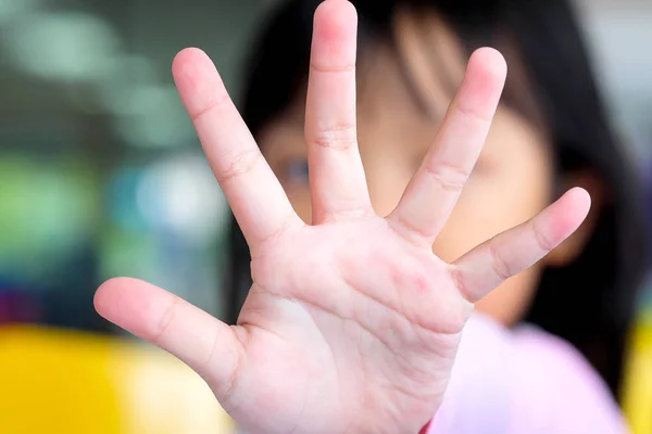 Азиатская Девочка Подняла Руку Блокировать Сделать Жест Остановки — стоковое фото