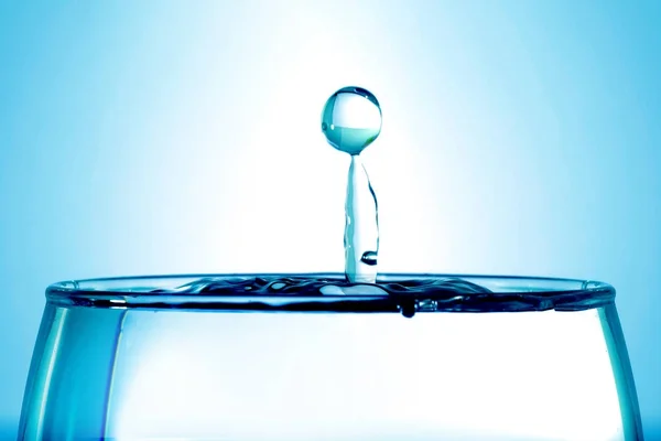Вода Падає Склянку Крупним Планом Абстрактний Синій — стокове фото