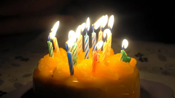 Turuncu Kek Kutlamak Doğum Günü Renkli Mum Dantel Ateşle — Stok fotoğraf
