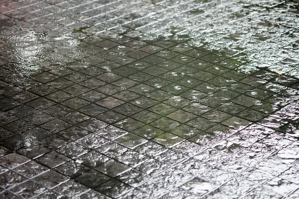 雨は激しく 通路で洪水を引き起こして倒れた — ストック写真